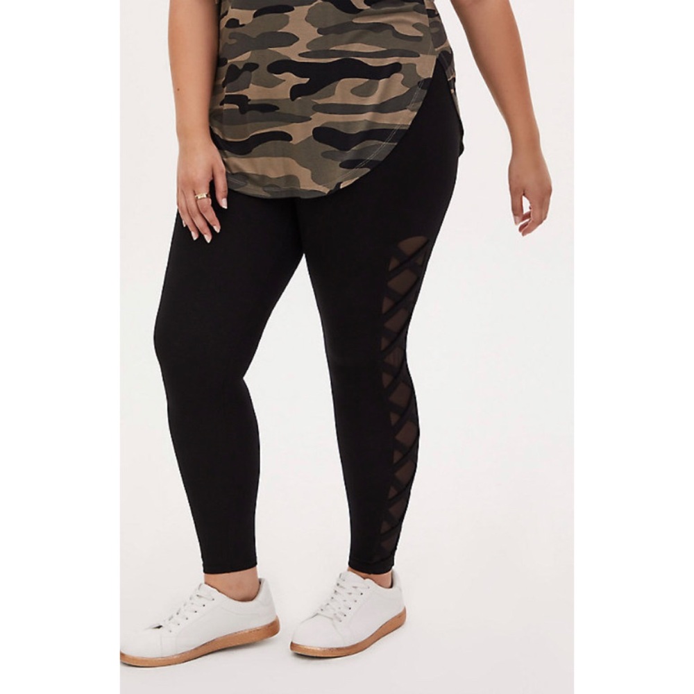 ๐ Torrid Black Lattice Mesh Side Premium Legging - Picture 2 of 5